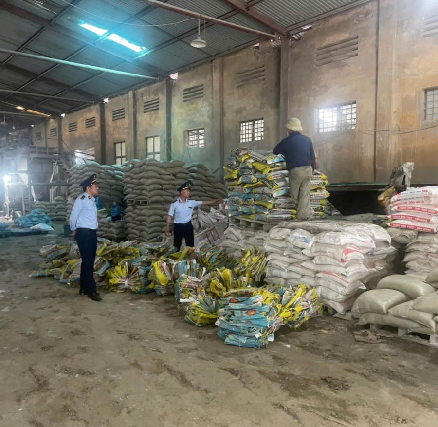 Hơn 67 tấn phân bón giả mạo nhãn hiệu bị giám sát khắc phục hậu quả. (Ảnh: thanhhoa.dms.gov.vn)
