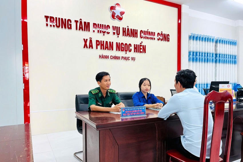 Cán bộ Biên phòng và đoàn viên thanh niên hướng dẫn người dân tại quầy tiếp nhận hồ sơ