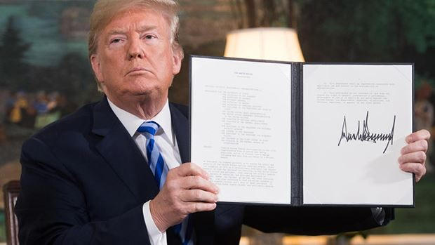 Tổng thống Trump ký quyết định rút Mỹ khỏi thỏa thuận hạt nhân Iran. Ảnh: Reuters