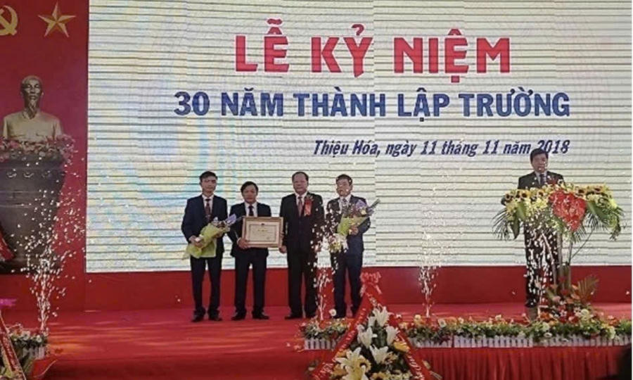 Thầy Đỗ Thận Tuấn - Hiệu trưởng - nhận Bằng khen của Bộ trưởng GD-ĐT đối với tập thể có thành tích xuất sắc trong quá trình xây dựng và phát triển trường giai đoạn 1988 – 2018.
