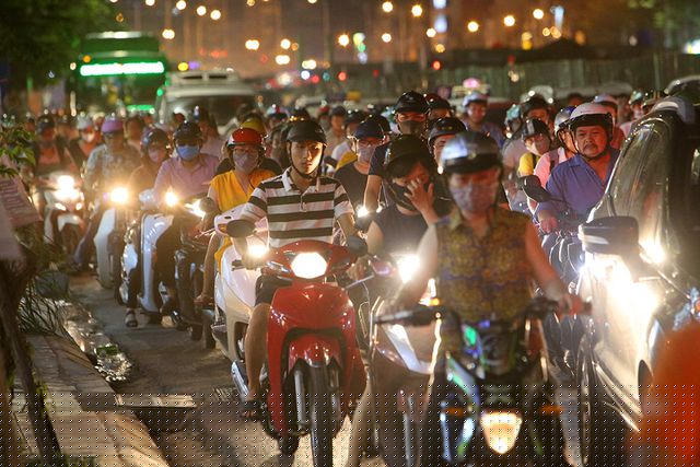 Để phục vụ thi công đường trên cao, phần giữa đường bị quây kín với chiều rộng khá lớn, 2 làn đường xuôi ngược càng bị thu hẹp, vỉa hè ở đoạn đường này trở thành lòng đường do các phương tiện trèo lên vì lòng đường tắc cứng.
