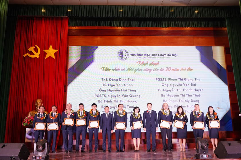 Đại học Luật Hà Nội: Tiếp tục khẳng định vị thế và vai trò dẫn đầu trong lĩnh vực đào tạo luật ảnh 14