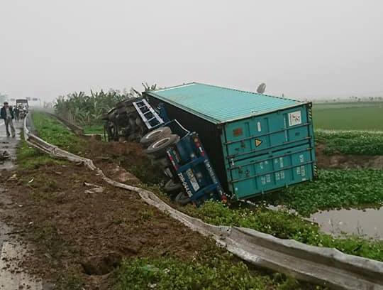 Chiếc xe Container bị lao xuống sông.