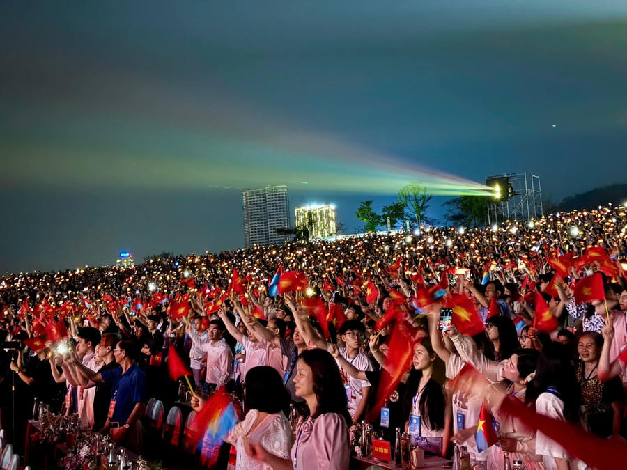 Carnaval Hạ Long giúp du khách có thể khám phá vẻ đẹp bất tận của Quảng Ninh.