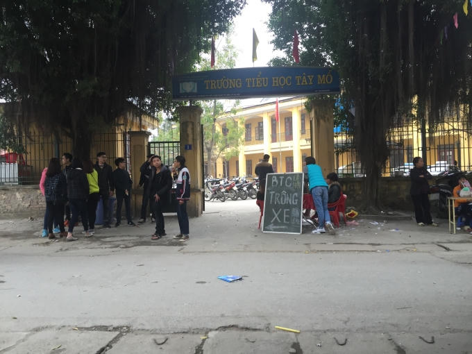 Cho học sinh nghỉ học làm nơi trông giữ xe cho du khách.