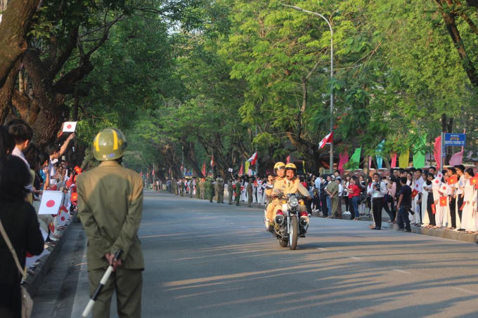 Nhật hoàng và Hoàng hậu đang chuẩn bị di chuyển đến đường Lê Lợi.