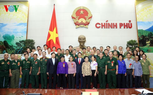Phó Thủ tướng Vũ Đức Đam chụp ảnh chung cùng đoàn đại biểu người có công tỉnh Bắc Kạn (Ảnh nguồn VOV).