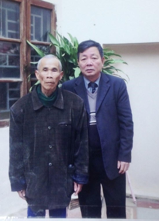 Ông Nguyễn Văn Hòa (phải) kiên trì đưa ông Thêm đi tìm công lý hết nơi này đến nơi khác. (Ảnh Tư liệu do ông Hòa cung cấp).