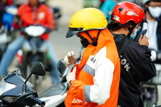 Sinh viên quay trở lại trường được kiểm soát chặt chẽ thẻ sinh viên. Sáng nay, Trường Đại học Y dược TPHCM cũng hạn chế báo chí vào tác nghiệp
