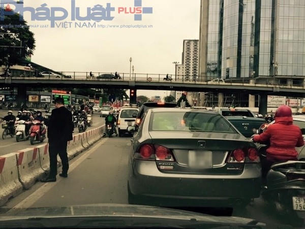 Nam thanh niên đi xế hộp, dừng xe đi vệ sinh giữa ngã tư làm mất đi vẻ đẹp truyền thống của đất nước, con người Việt Nam.