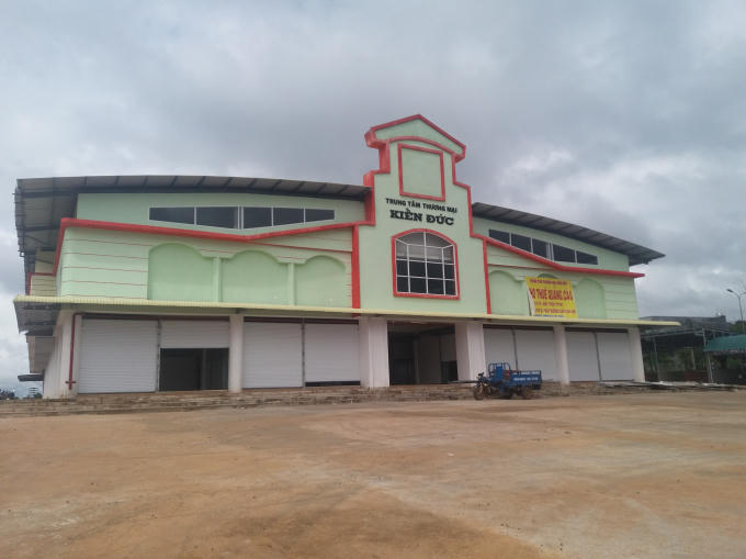 Trung tâm thương mại Kiến Đức (mang dáng dấp giống chợ truyền thống) đang gặp phải sự phản đối của tiểu thương.