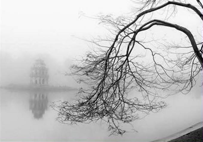 Mặt nước Hồ Gươm in dấu nhiều cung bậc cảm xúc của thời gian, của cuộc sống.  Ảnh: Dương Toản