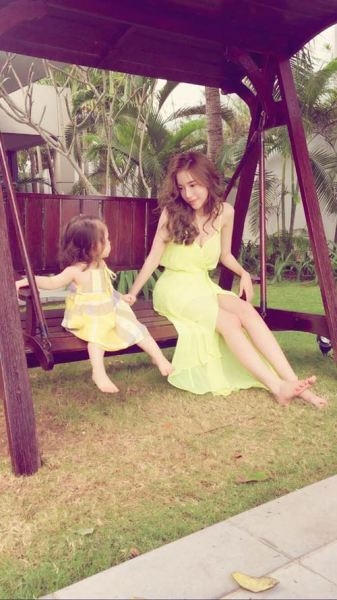 2 mẹ con chơi với nhau bên xích đu. Ảnh: facebook.