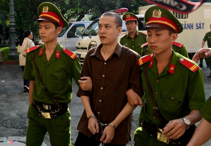 7h35, xe đặc dụng của công an tỉnh Bình Phước đã di lý 3 bị cáo Nguyễn Hải Dương, Vũ Văn Tiến và Trần Đình Thoại tới sân tòa.