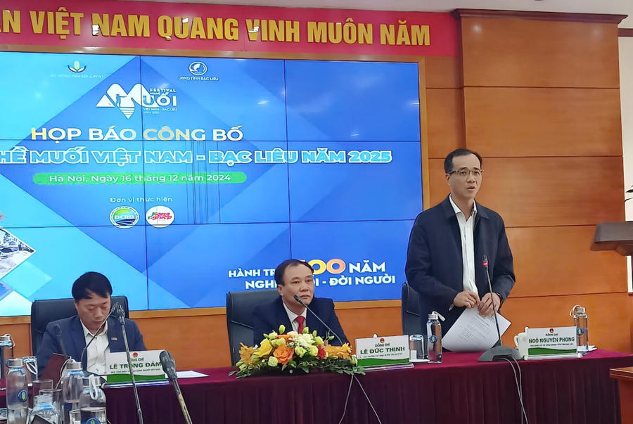 Ông Ngô Nguyên Phong - Phó Giám đốc Sở Nông nghiệp và Phát triển nông thôn tỉnh Bạc Liêu, phát biểu tại Bộ Nông nghiệp và Phát triển nông thôn phối hợp với UBND tỉnh Bạc Liêu tổ chức họp báo giới thiệu Festival nghề muối Việt Nam - Bạc Liêu năm 2025 “Hành trình 100 năm nghề muối - Đời người” (ngày 16/12).