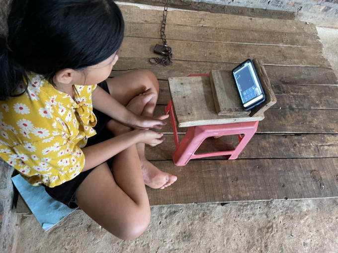 Góc học tập của các em gồm ghế là những chiếc ván gỗ ghép vào nhau. Sau đó, các em kê cao hơn so với mặt đất của nền nhà.