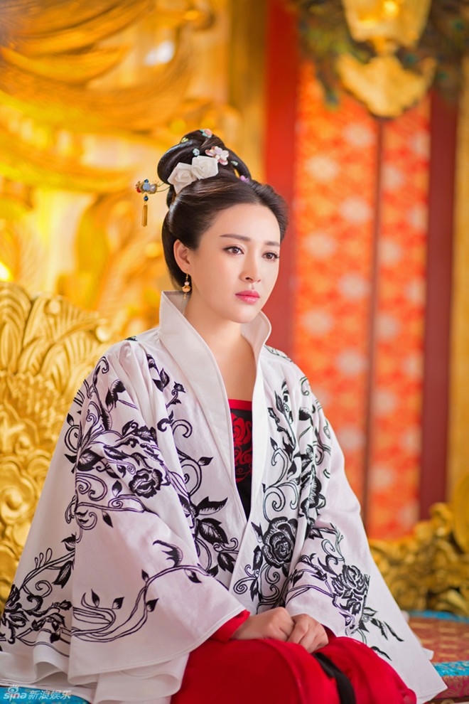 Can Đình Đình trong vai thái hậu của bộ phim "Bao Thanh Thiên".