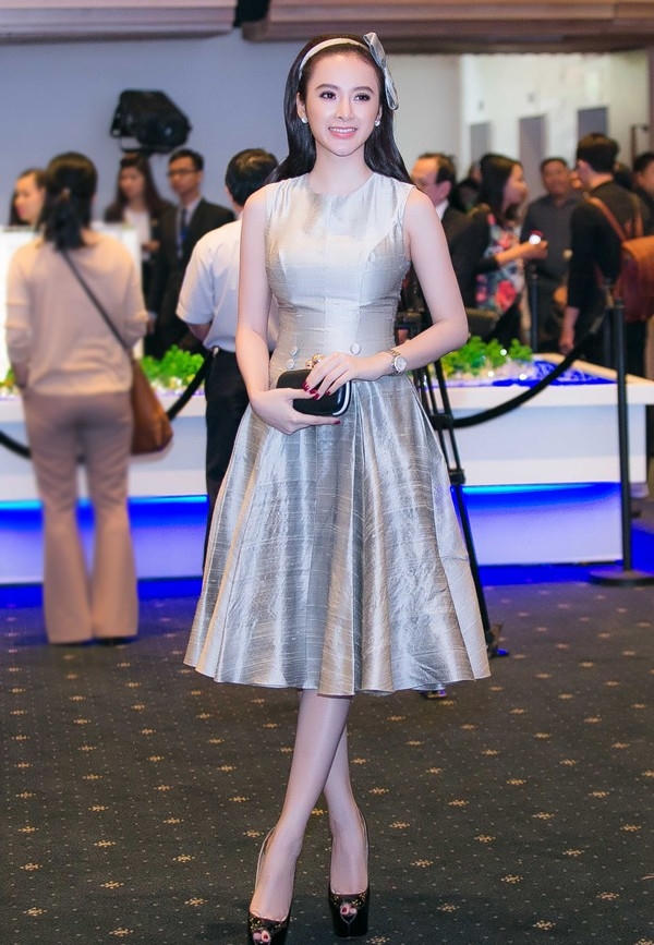 Phương Trinh bất ngờ đổi phong cách từ gợi cảm, táo bạo sang nhẹ nhàng. Bộ váy nữ tính, chất liệu ánh nhũ bạc vừa vặn vóc dáng, giúp người mặc trở nên thanh lịch. Ảnh: Huy Bình