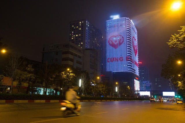 Với liên tiếp các ca mắc những ngày qua, Hà Nội đang phải đương đầu với giai đoạn vô cùng quan trọng. Những dòng chữ, hình ảnh phát đi từ các toà nhà tới những con người chiến đấu nơi chiến tuyến chống dịch là sự khích lệ to lớn, góp phần củng cố tinh thần, tiếp tục công việc dập dịch.