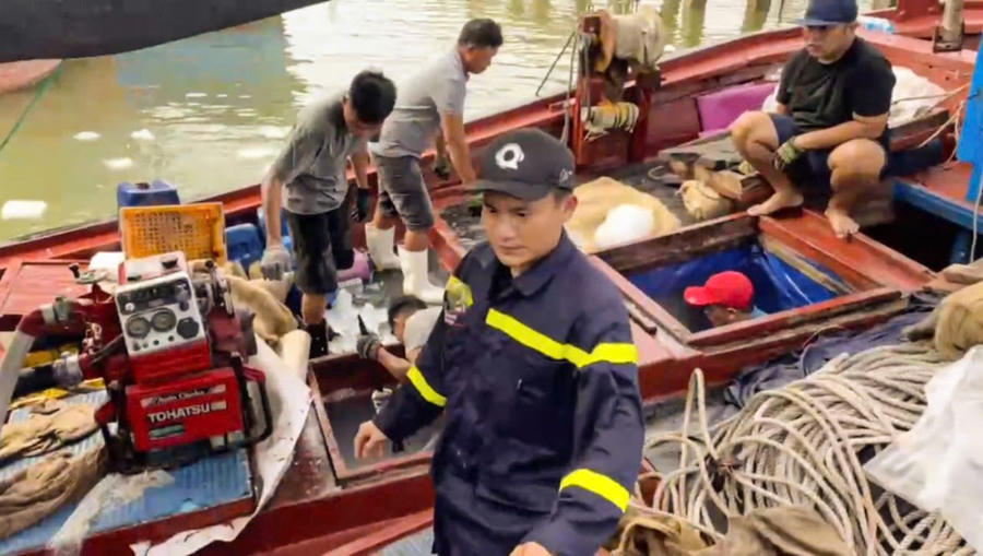 Đội CHCN khu vực 8 đã cứu hộ thành công tàu cá bị nước tràn vào khoang.