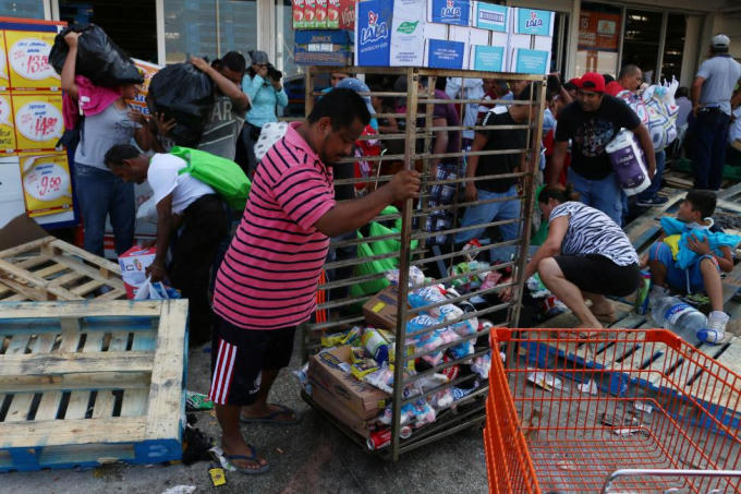 Những người biểu tình còn đập phá, cướp bóc hàng hóa tại các cửa hàng tại tình ở Ecatapec. (Ảnh: Reuters)