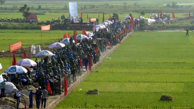 Việc huy động 1.000 thanh niên tình nguyện để làm đoạn đường 700 m và tiêu tốn 1,5 tỷ đồng từng gây bức xúc vào năm 2013 (Ảnh: Tuổi trẻ).