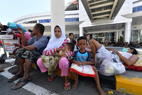 Người dân chờ máy bay quân sự Indonesia sơ tán khỏi Palu tại sân bay thành phố. Ảnh: AFP