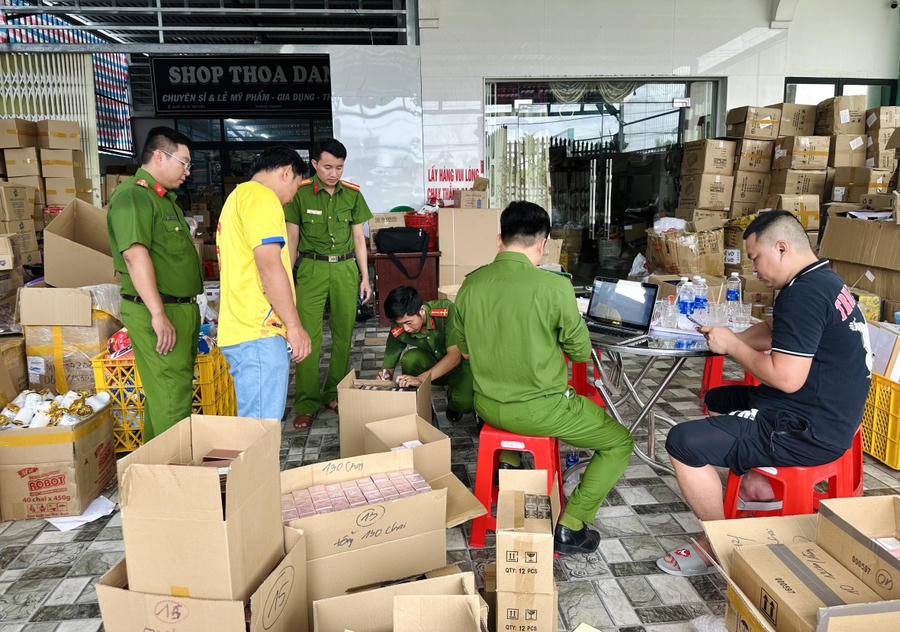 Hơn 1.000 hàng hóa mỹ phẩm, sữa, đồ gia dụng nhập lậu bị Cảnh sát kinh tế Bạc Liêu thu giữ khi kiểm tra một kho hàng tại xã Long Thạnh, huyện Vĩnh Lợi (tỉnh Bạc Liêu).
