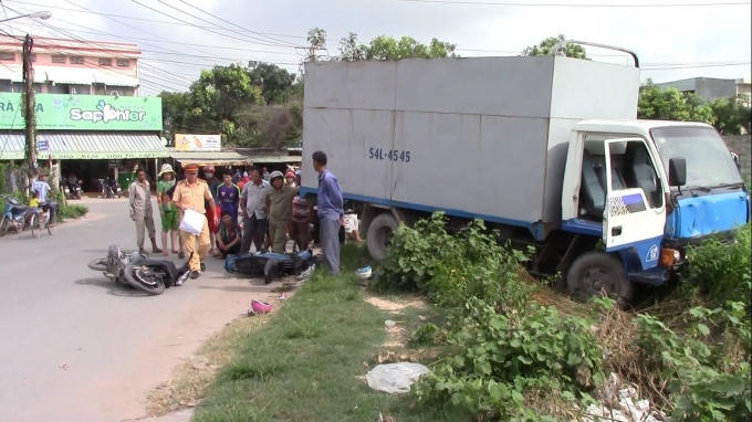 Xe máy nẳm ngổn ngang giữa đường