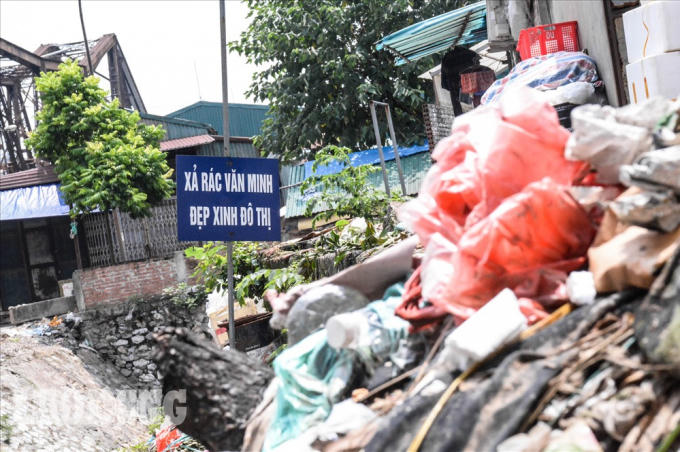 Anh Nguyễn Văn Hòa (Phú Thọ) chia sẻ: “Tôi làm thuê khu công nghiệp Bắc Ninh, có nhiều bạn bè Hà Nội nên tôi hay lên đây chơi. Bạn tôi hay đưa ra đây chụp ảnh, hóng mát. Cầu Long Biên rất đẹp và thơ mộng nhưng mỗi lần qua đoạn chân cầu tôi đều đi nhanh và không muốn nhìn xuống”. Ảnh: Phan Anh