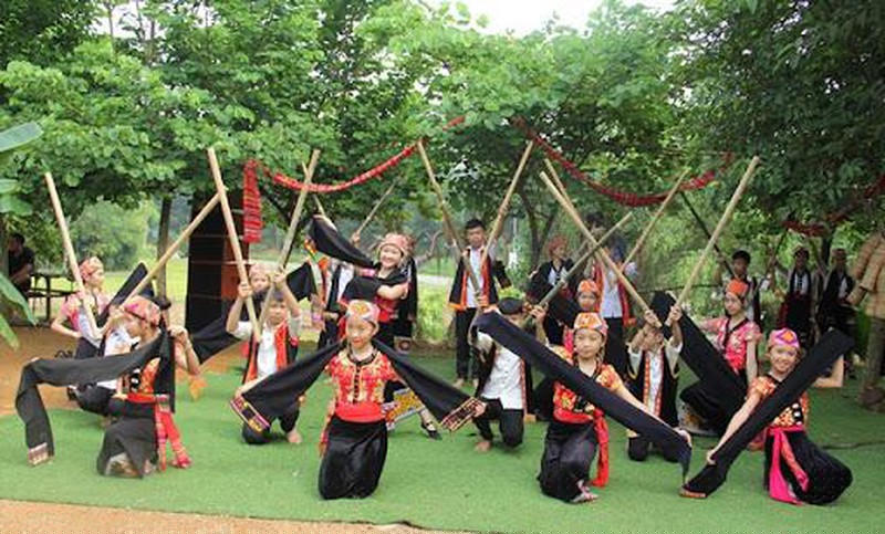 Những bài hát đồng dao trong trẻo cất lên khiến trẻ được “nạp vitamin thể chất và tinh thần”.