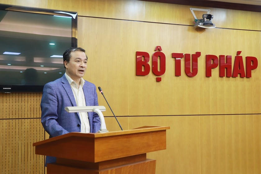 Vụ trưởng Vụ Các vấn đề chung về xây dựng pháp luật Nguyễn Hồng Tuyến báo cáo về kế hoạch của Tổ nghiên cứu.