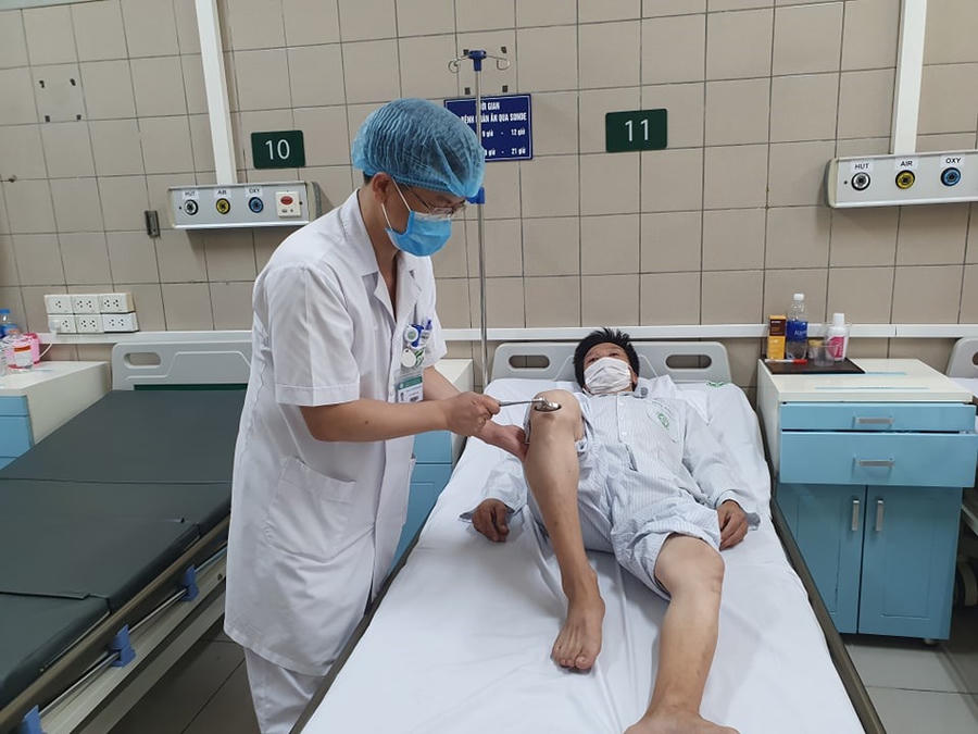 Bác sĩ Trung tâm Chống độc thăm khám cho bệnh nhân nhiễm độc thiếc. Ảnh: Mai Thanh.
