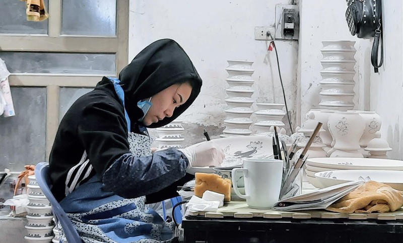 Nghệ nhân đang sửa lại lần cuối để cho ra những sản phẩm hoàn thiện nhất trước khi bày bán