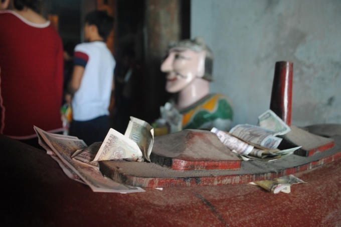 Nghệ An: Đền Cờn ngập trong r&aacute;c ng&agrave;y đầu xu&acirc;n