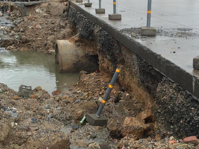 Những hố nước được hình thành tào mối nguy hiểm cho các hộ dân sinh sống hai bên tuyến đường.