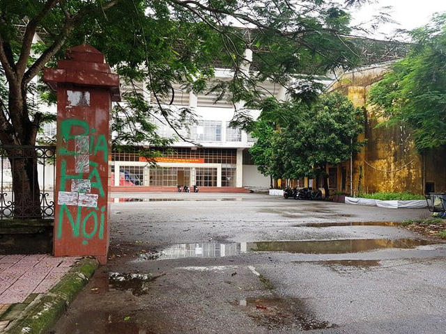 Cổng chính vào sân trở nên nhếch nhác.