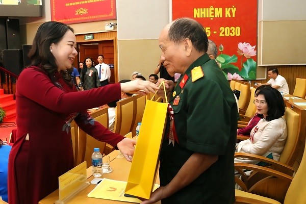 Phó Chủ tịch nước Võ Thị Ánh Xuân trao quà tặng các Cựu chiến binh.