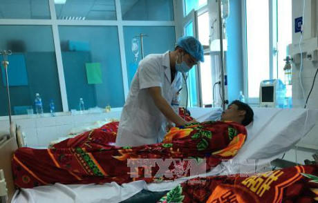Thêm 4 người ngộ độc rượu phải cấp cứu ở Lai Châu.