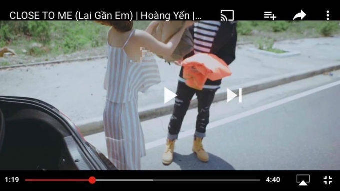Hình ảnh khiến nữ ca sĩ vướng phải nghi án cố tình để lộ vòng 1.