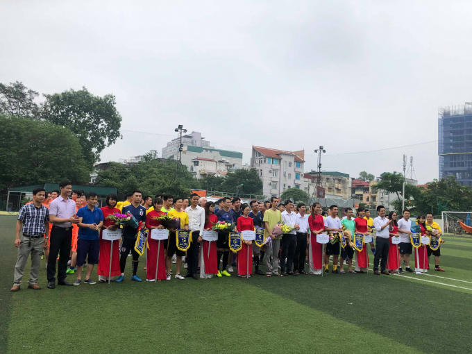 Các đội bóng tham dự chụp ảnh lưu niệm cùng BTC.