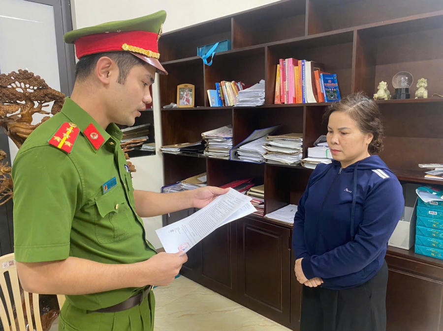 Tống đạt Quyết định khởi tố đối với Lê Thị Thanh Thuỷ về tội trốn thuế - Ảnh Công an Thanh Hóa.
