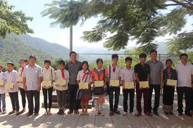 Ch&ugrave;m ảnh: Bộ trưởng L&ecirc; Th&agrave;nh Long đến tận nh&agrave; sẻ chia với b&agrave; con v&ugrave;ng lũ Mường L&aacute;t