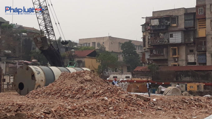 Công nhân làm việc tại dự án.