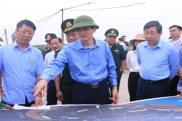 Bí thư Tỉnh ủy Ninh Bình chỉ đạo tại buổi kiểm tra.