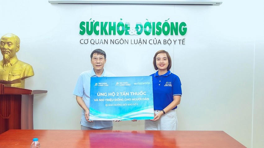 Bà Nguyễn Đỗ Quyên - Giám đốc Điều hành FPT Retail kiêm Giám đốc Điều hành FPT Long Châu đã trao 500 triệu đồng cùng 2 tấn thuốc cho đại diện báo Sức khỏe và Đời sống.
