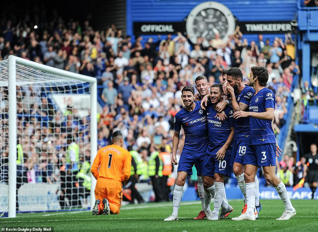 Các cầu thủ Chelsea chia vui sau khi Hazard ghi bàn thắng thứ hai