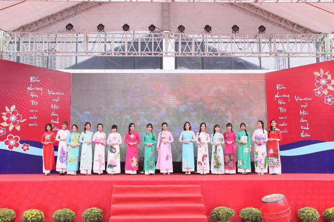 Cũng tại Hội Xuân Vinsers 2017, dưới sự cố vấn của Nhà thiết kế Đức Hùng, học sinh Vinschool đã dùng màu Acrylic để thiết kế họa tiết áo dài trên nền áo truyền thống. Đặc biệt, chương trình còn thêm ý nghĩa khi toàn bộ số tiền bán áo dài được các em dành để thực hiện “Thư viện cho em” tại 3 điểm trường ở Dakrong, Quảng Trị. Hội Xuân Vinsers 2017 một lần nữa thể hiện sự nhất quán của Hệ thống Giáo dục Vinschool trong việc xây dựng cho học sinh tinh thần “Tự hào dân tộc - Sẵn sàng Hội nhập”, vui Tết bốn phương, đón Tết cổ truyền.