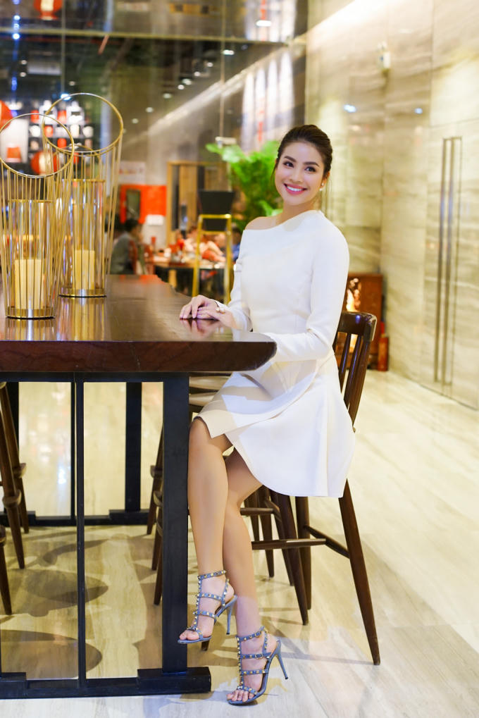 Hoa hậu Phạm Hương ra mắt MV “Và lắng nghe mình” kể về khoảng thời gian cùng cực nhất trong tâm hồn
