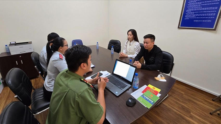 Đại diện Sở Thông tin và Truyền thông TPHCM và Phòng An ninh mạng và phòng chống tội phạm sử dụng công nghệ cao Công an TPHCM làm việc với bà Nguyễn Thị Lệ Nam Em (Ảnh: Sở TTTT TP HCM).